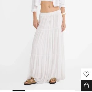 Långkjol - Lång kjol från Stradivarius, men köpt på zarlando. Använd 2 ggr pga den är lite för liten. Skriv för mer frågor😇 Tryck på köp nu!