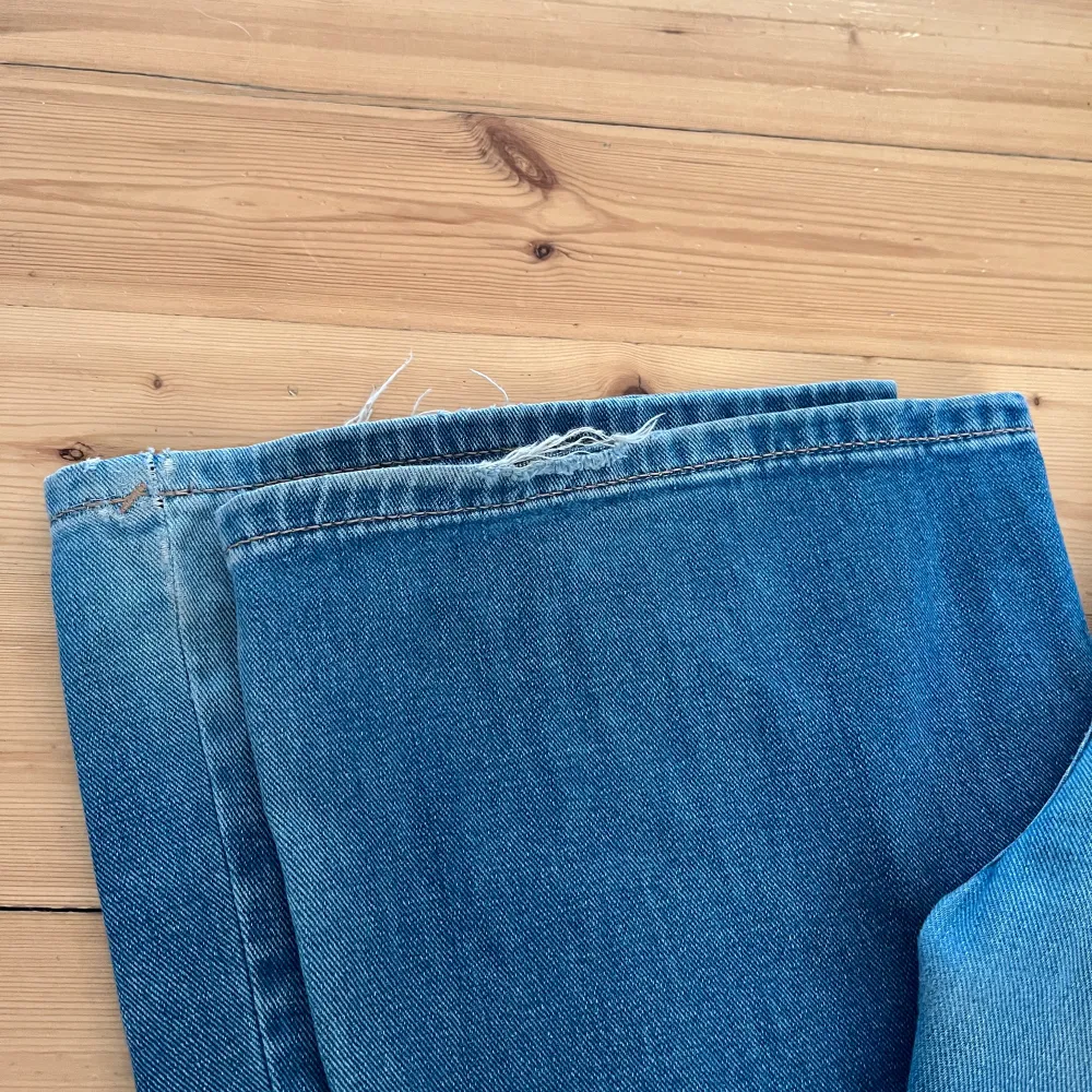 Utsvängda Wrangler jeans i perfekta blå färgen! Fint skick men hälarna är slitna (bild 4), säljer då de blivit för små, tycker även de är små i storlek! Midja: 79, innerben: 84, är 170. Jeans & Byxor.