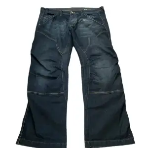 As feta jeans från jack and Jones Benöppning 26cm Innerben 86cm Midja 48cm Ytterben 106,5 cm Skriv gärna frågor:)