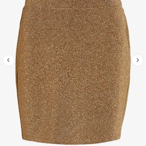 Kjol - Säljer denna fina guld kjol som är använd en gång så den är helt som ny 