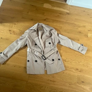 Kort trenchcoat  - Kort trenchcoat i fint skick. Storlek S/XS
