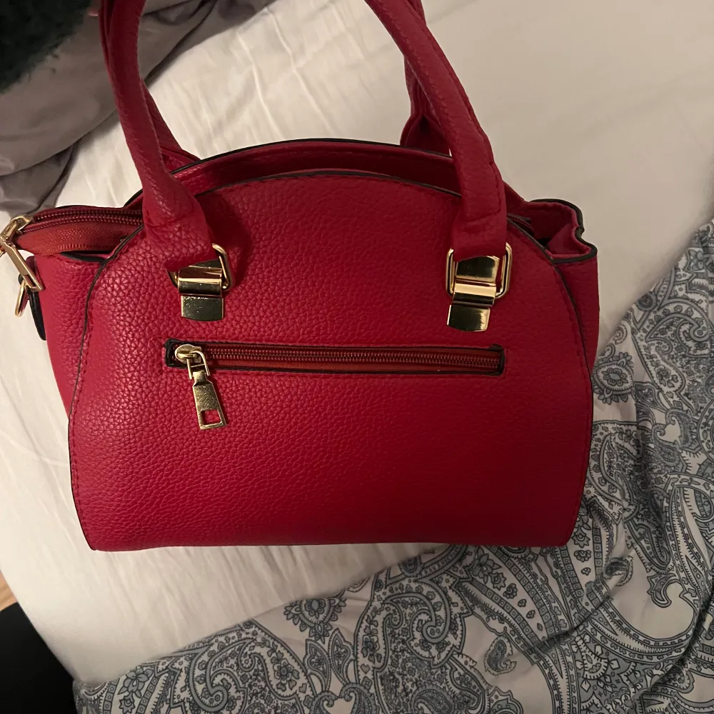 Röd handväska använt den en gång🫶🏼. Väskor.