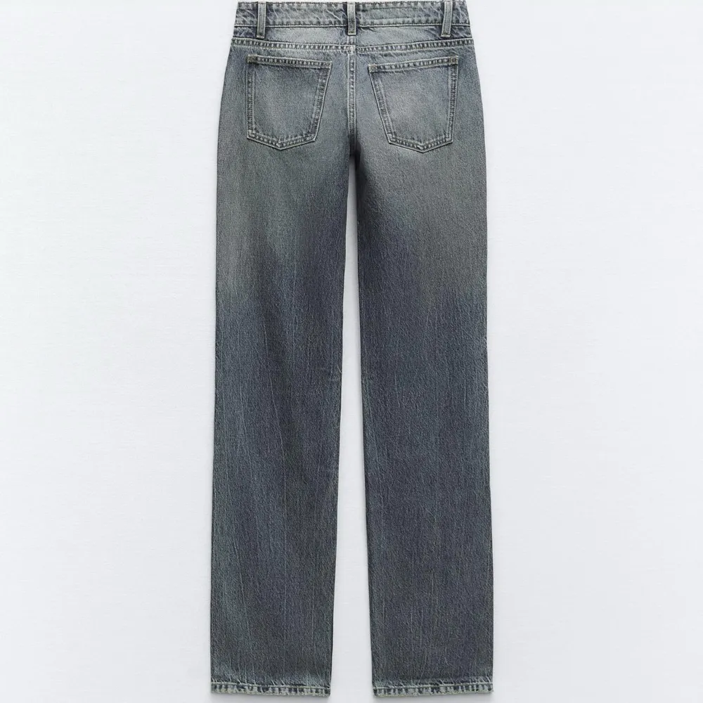 Lågmidjade jeans från zara i storlek 38, passar 36 med. Färgen är grå/blå, knappt använda, väldigt långa, passar någon upp till 175cm . Jeans & Byxor.