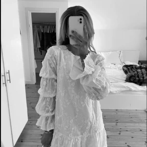 Studentklänning nakd - Säljer denna otroligt fina, helt slutsålda studentklänningen från NAKD. Helt oanvänd i storlek 38. 