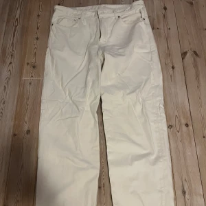 H&M loose fit - Säljer H&M loose fit i färgen vit. Använda 2-3 gånger