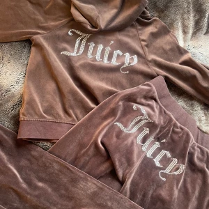 juicy couture sett🤎 - Brunt sett ifrån juicy couture🤍 J:et på tröjan har gått sönder Och på snörrena har de låssnat de silveriga, annars bra skick.🤍 Byxorna M Tröjan S  Du står för frakt