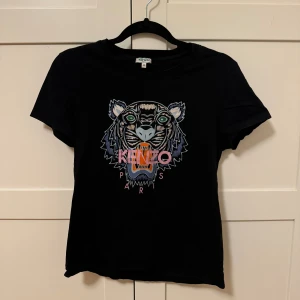 Svart kenzo T-shirt  - En vanlig svart T-shirt från kenzo!  Gammal men använd fåtal gånger  Liten i storleken så mer som en S 