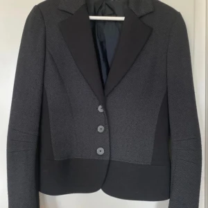 Kavaj - Snygg kavaj i mjukt material    Liten reva på innertyget, därav priset