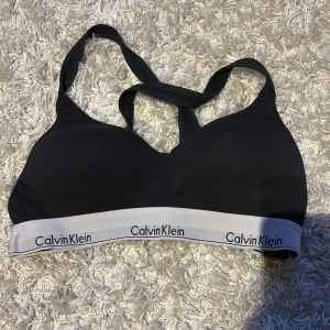 Calvin Klein BH - Calvin Klein BH i fint skick. Storlek L men passar mig som har 75D. Passar förmodligen lite mindre och större byst