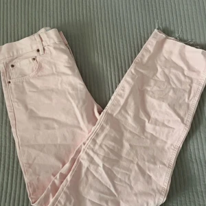 Rosa jeans - Säljer att par super fina jeans från Zara💓 Storlek på dessa är en M/L så passar båda❣️ Pris går alltid att diskuteras🤗💓