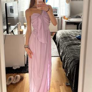 Säljer denna underbara lila klänningen då den aldrig kom till användning inför balen! Superfin färg och superfina detaljer på klänningen.  Köpt på LightInTheBox - pris kan diskuteras!