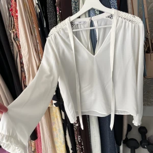 Vit blus  - Vit tunn (ej så genomskinlig) blus som knappt är använd från Mango