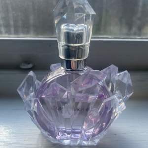 Säljer min Ariana Grande parfym nu då jag inte använder den längre, jättefint skick, nypris 525kr säljer för 250kr