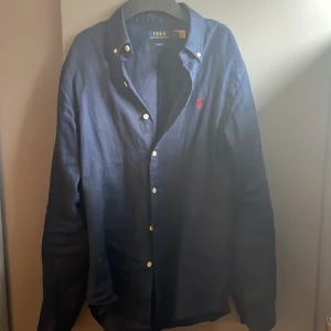 Polo Ralph lauren linnesjorta - Storlek S slim fit: Skick 10/10, Påriktigt inte använt denna en ända gång. Köpte den nu i vintras och har växt för mycket sen dess så passar inte mig. Perfekt nu inför varmare väder och jag själv väldigt ledsen för hade gärna haft den i sommar!!😊