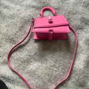 En super söt rosa väska som inte kommer till användning 💕💕 använd inte köp nu, priset går att diskutera 