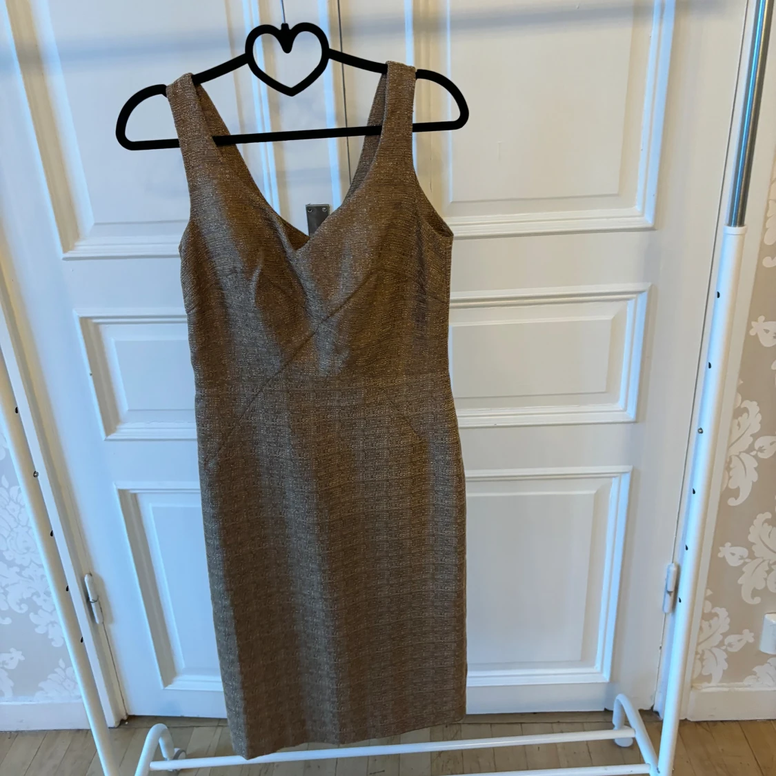 Guldig klänning, Emmy design  - 93