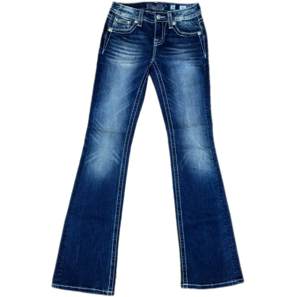 Miss Me jeans i modellen ”chloe/boot” midjemåttet rakt över är 38cm. Ytterbenet 107cm och innerbenet 86cm. Jeansen är som helt nya. Kontakta vid intresse!. Jeans & Byxor.