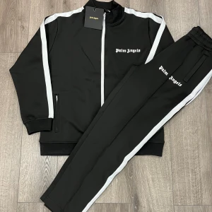 Palm angels dress - Palm angels dress i nyskick inga fel med 10/10. Tillkommer med tags samt påse för fler frågor hör gärna av dig😁peis kan diskuteras vid SNABB affär!!