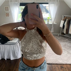 Glittrig topp  - Fin glittrig topp! Knappt använd 