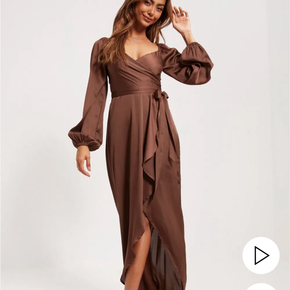 Super fin brun klänning från Nelly, endast använd 1 gång💕 . Klänningar.
