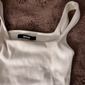 bikbok linme - säljer detta limmet ifrån bikbok, använt 1 gång🤍storlek s! andra bilden är ifrån hemsidan🤍