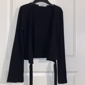 Topp som knyts - Fin långärmad topp som knyts vit midjan!