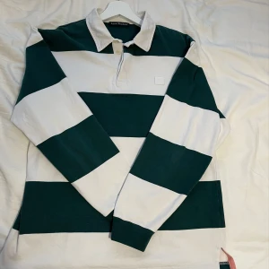 Acne tröja - Säljer denna superfina acnetröja i storlek M (sitter bra på mig som brukar ha 36/38) 