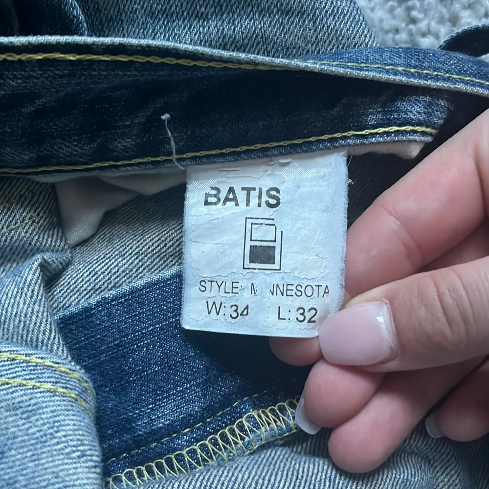 Gammalt par jeans fick dom av en vän, säljer för de inte är min still och dom sitter bra väldigt baggy snus märke i en ficka men annars inget mer än så. (Pris kan diskuteras). Jeans & Byxor.