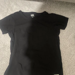 T-shirt  - En svart basic t-shirt som har blivit för liten