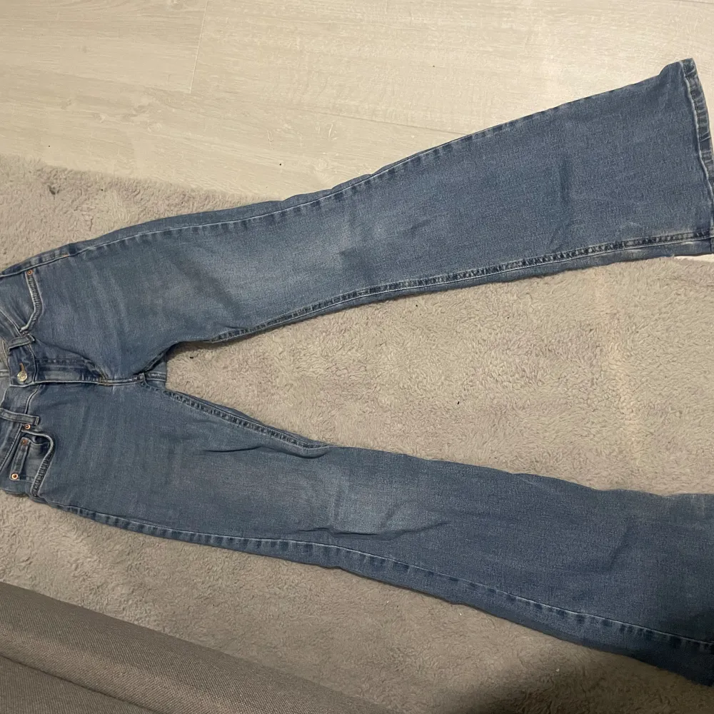 Blåa bootcut jeans från ginatricot, jättefina på . Jeans & Byxor.
