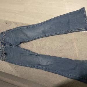 Blåa bootcut jeans från ginatricot, jättefina på 