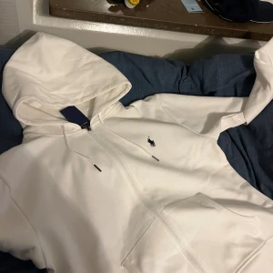 Helt ny polo zip up - Lite för stor för mig så kommer inte använda. Den passar även M