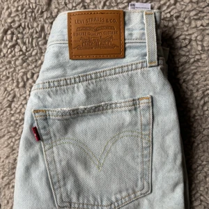 Levi jeanskjol - Super fin Levi kjol använd en gång förra sommaren och nu är den för liten.  Köparen står för frakten 🎀