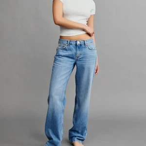 Low straight jeans - Snygga lågmidjade raka byxor som endast använt fåtal gånger i strl 38. Hör av dig vid frågor!💕