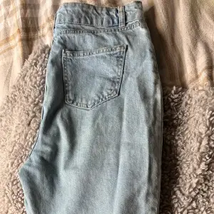 Jeans i en lösare modell, fina med slitz nedtill. Fint skick. Köparen står för frakten 🎀