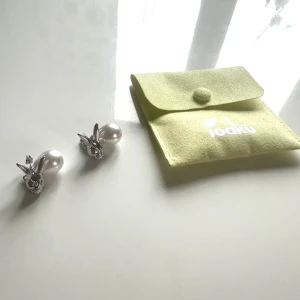 Ioaku örhängen silver limited edition  - Säljer dessa helt oanvända örhängen i silver från Ioaku påsk ägg som är limited edition och som inte säljs separat hos Ioaku. Säljer för att jag inte har hål i öronen. (Sista bilden inte min). 