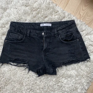 svarta zara shorts - Säljer dessa dösnygga lowwaist jeansshorts från Zara!! köpta här på plick men passade tyvärr inte😔 Jeansshortsen säljs tyvärr inte mer på hemsidan💞