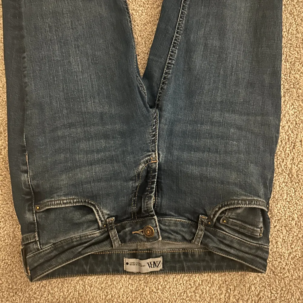 Lågmidjade jeans från Zara. Säljes då jag tyvärr växt ur dom, sparsamt använda! Inga defekter eller skador, storlek 36 men sitter som en 34 💕Bootcut modellen 🎀. Jeans & Byxor.