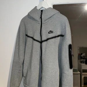 Nike tech fleece grå luvtröja  - Nike tech fleece tröja säljer den pga är för stor, använd Max 5 gånger  Ny skick 10/10 Gratis Frakt