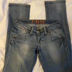 Säljer mina lågmidjade x-shape jeans eftersom de är för små. Köparen står för frakten.💕 Innerbenslängden: 82cm Midjemått: 38 cm 