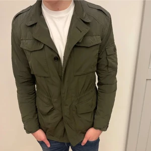 Field Jacket - Sjukt fet field jacket från Massimo Dutti i storlek S-M, hör av er vid funderingar!