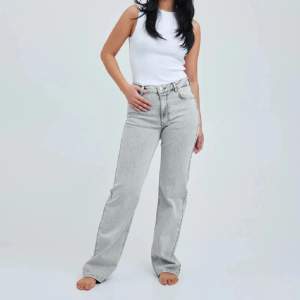 säljer dessa low waist gråa jeans från bikbok pga kommer ej till användning, skriv pm för fler bilder 💕💕