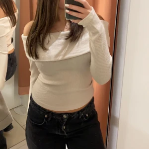 Offshoulder  - Såå snygg offshoulder tröja från Gina tricot! Knappt använd 