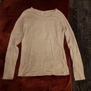 En grå långärmad tröja från Cubus i storlek xs. Bra skick. Säljs då den knappt andvänds längre. Köparen står för frakten. Skriv vid funderingar💕