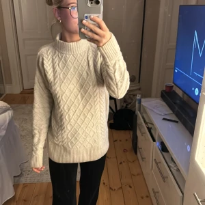 Stickad tröja från HM  - Säljer en beige/vit stickad tröja från HM som är välanvänd och lite nopprig. 