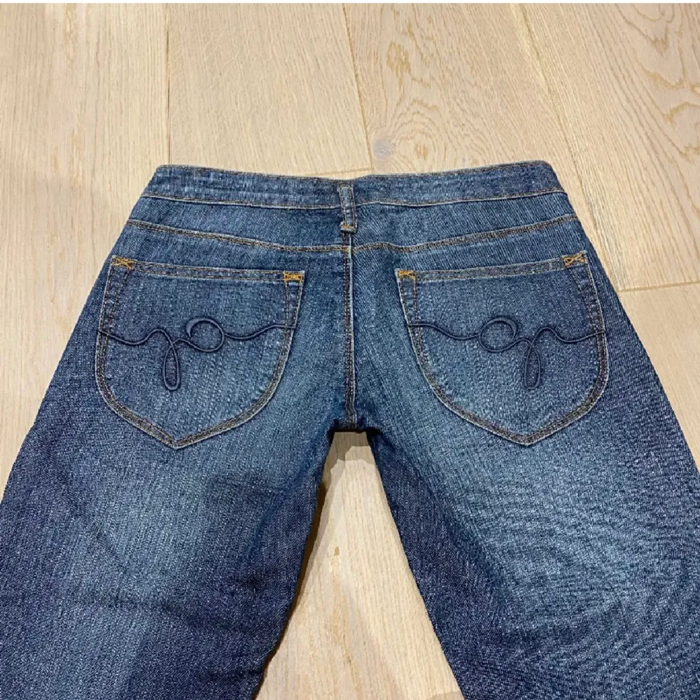 Säljer dessa snygga lågmidjade jeans ifårn Guess ! Midja 39 Innerbenet 82. Jeans & Byxor.