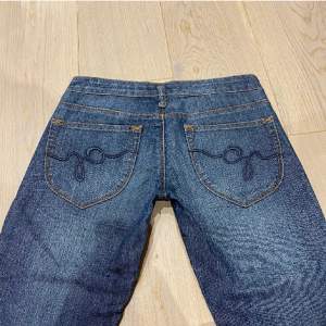 Säljer dessa snygga lågmidjade jeans ifårn Guess ! Midja 39 Innerbenet 82