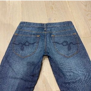 Lågmidjade jeans - Säljer dessa snygga lågmidjade jeans ifårn Guess ! Midja 39 Innerbenet 82