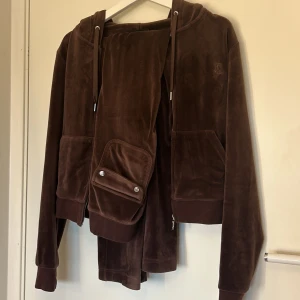 Juciy couture set  - 🖤Sälj ett juciy couture set  🖤settet är fint skick - använt några gånger🖤Färgen är brun och storlek xxs i byxorna och xs i tröjan   🖤lätt och stilren - perfekt för höst och vinter  📦Skickas snabbt och säkert  