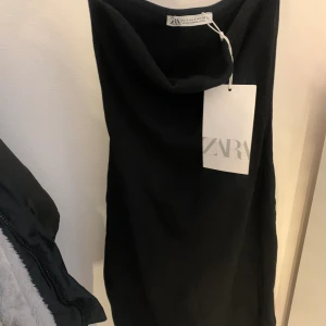 Bandeau klänning zara  - Svart kort klänning från zara utan band, aldrig använt 🩷